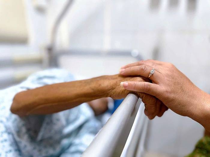 Nhiều người trung niên đứng ở giữa nhiều trách nhiệm: phía trên là cha mẹ già, phía dưới là con cái, bên cạnh là vợ hoặc chồng, còn phía trước là công việc, tiền bạc và nỗi lo về tương lai. Ảnh: Thúy Quỳnh