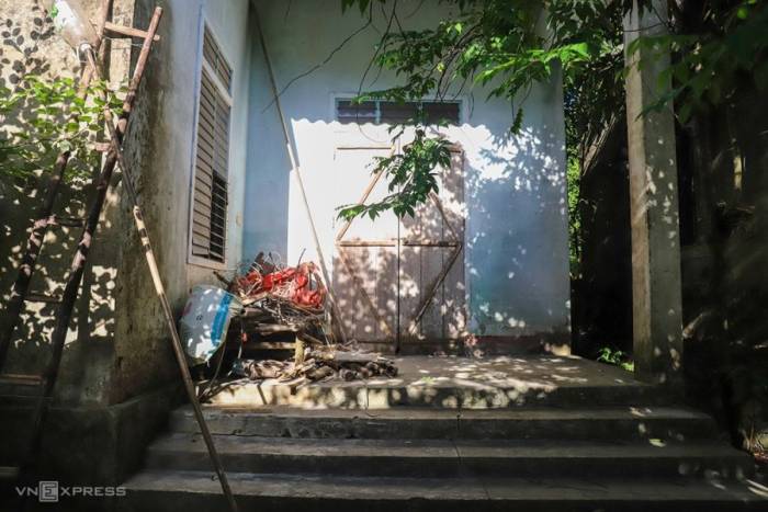 Nhà cửa xuống cấp không được sửa chữa, một số hộ đã bỏ hoang, chuyển đi nơi khác sống. Ảnh: Đức Hùng