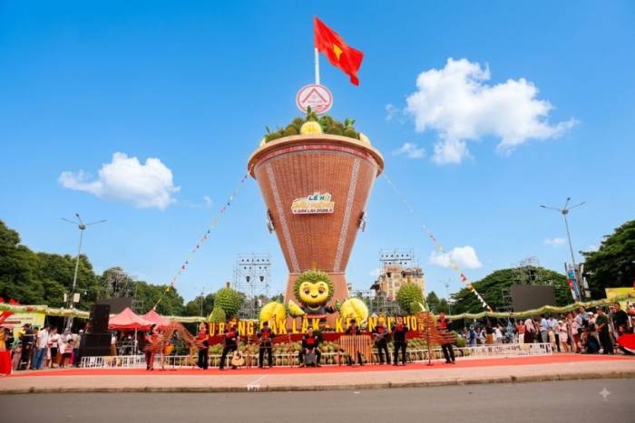 Biểu diễn nghệ thuật tại tháp sầu riêng sáng 15/8. Ảnh: Tín Nhân
