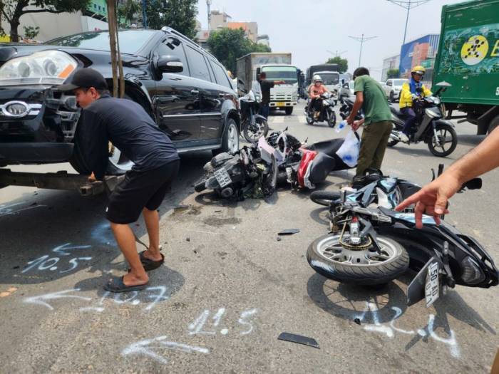 Xe máy nằm hư hỏng nằm ngổn ngang trên mặt đường sau tai nạn liên hoàn. Ảnh: Anh Linh