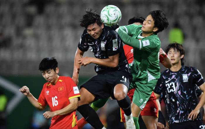 Việt Nam (áo đỏ) hòa Hàn Quốc 2-2, rồi thắng luân lưu 7-6 ở trận tranh HC đồng U23 châu Á 2026, trên sân King Abdullah Sports City, Arab Saudi ngày 23/1/2026. Ảnh: AFC