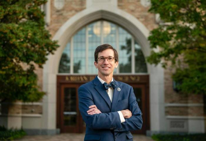 Hiệu phó học thuật của Đại học Dartmouth, ông Santiago Schnell. Ảnh: Website trường