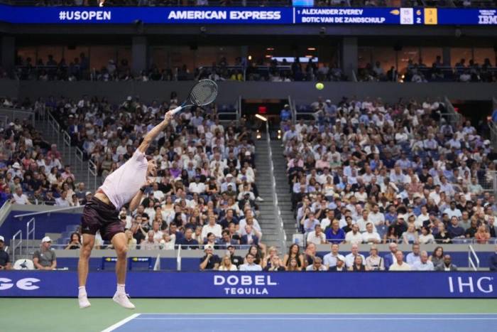 Zverev giao bóng trong trận thắng Botic van de Zandschulp ở tứ kết Mỹ Mở rộng, tại sân Arthur Ashe, Trung tâm Quần vợt Quốc gia Billie Jean King, Flushing Meadows, New York, Mỹ ngày 9/9/2026. Ảnh: AP