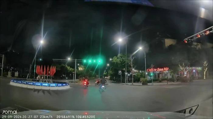 Người đi xe máy vượt đèn đỏ đâm xe máy khác ở ngã tư