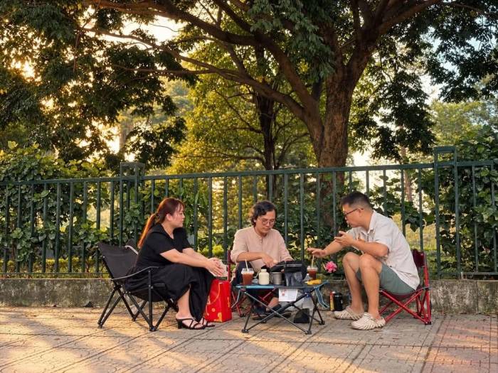 Anh Kiên (phải) và một số bạn bè đã nghỉ hưu non trong một buổi cà phê tại Hà Nội, tháng 9/2026. Ảnh: NVCC