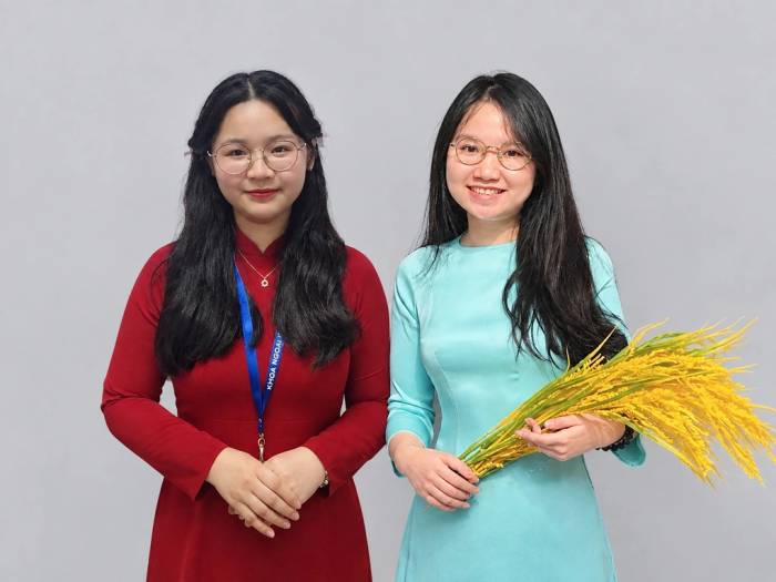 Thanh Trúc (trái) và Kim Ngân (phải) cùng tốt nghiệp thủ khoa trường Đại học Sài Gòn. Ảnh: Nhà trường cung cấp