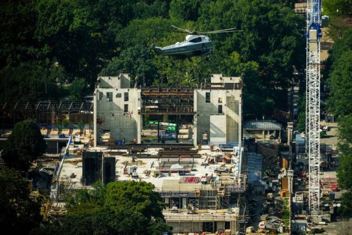 Trực thăng Marine One chở Tổng thống Donald Trump bay qua khu vực đang thi công phòng khiêu vũ mới của Nhà Trắng ngày 21/8/2026. Ảnh: AP
