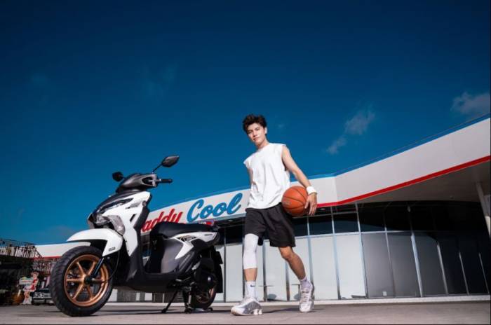 Người dùng và xe máy Yamaha Gear 125 Hybrid. Ảnh: Yamaha
