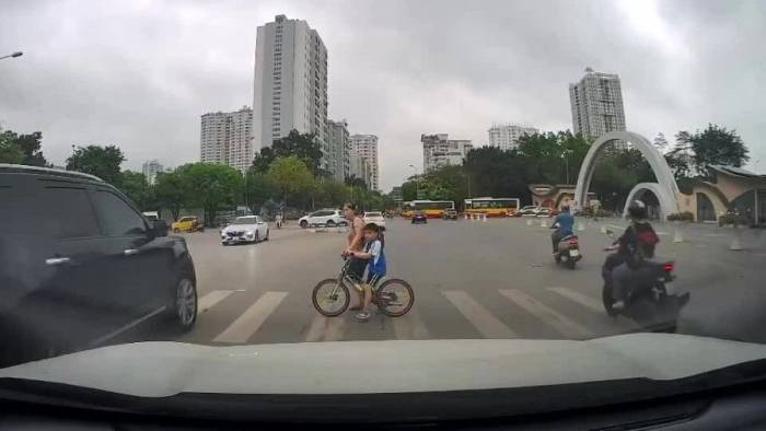 Nỗi khổ của người đi bộ tại Việt Nam