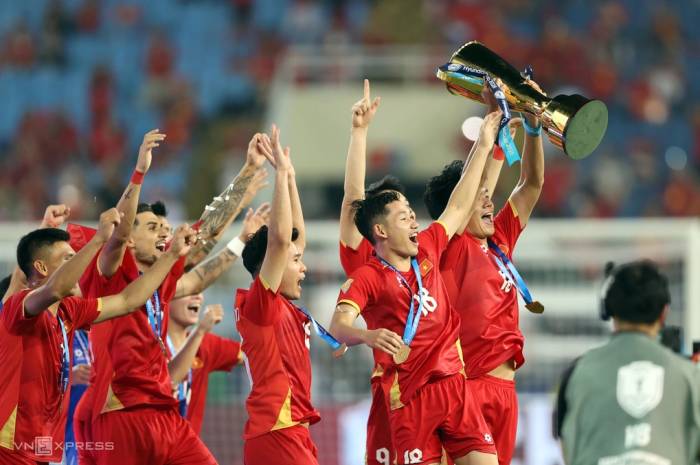 Các cầu thủ Việt Nam nâng Cup vô địch sau khi hòa Thái Lan 2-2 ở lượt về chung kết ASEAN Cup 2026 trên sân Mỹ Đình, Hà Nội tối 26/8. Ảnh: Đức Đồng