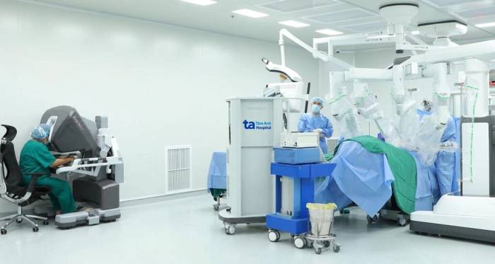 Bác sĩ Mỹ Nhi điều khiển robot Da Vinci Xi cắt trọn khối u quái buồng trứng cho bệnh nhân. Ảnh: Bệnh viện Đa khoa Tâm Anh