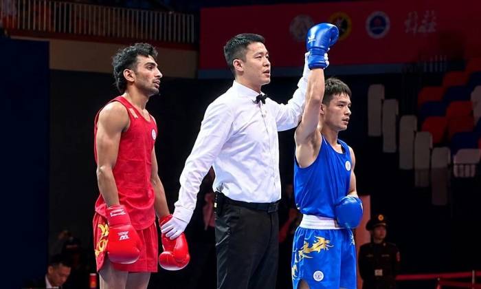Đinh Văn Tâm (phải) trong trận thắng ở bán kết wushu tán thủ hạng 56kg nam tại nhà thi đấu Aichi Budokan, thành phố Nagoya, tỉnh Aichi, Nhật Bản ngày 23/9/2026. Ảnh: chụp màn hình