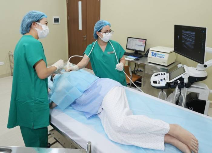 Hai bác sĩ tiêm chất nhờn cho người bệnh dưới hướng dẫn siêu âm. Ảnh: Phòng khám Đa khoa Tâm Anh Cầu Giấy