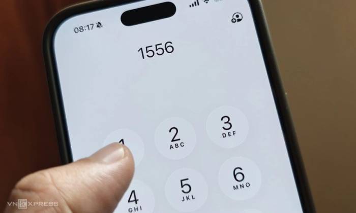 Điện thoại đang bấm số 1556. Ảnh: Lưu Quý