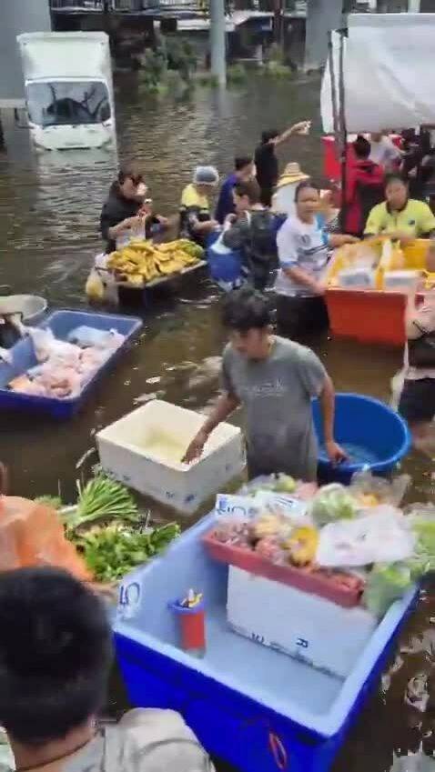 'Chợ nổi' xuất hiện giữa đường phố Bangkok vì ngập lụt
