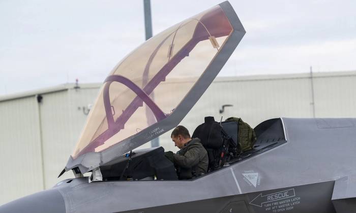 Phi công Mỹ trong buồng lái tiêm kích F-35 tại căn cứ Burlington ở bang Massachusetts tháng 12/2025. Ảnh: USAF