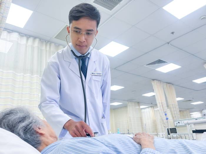 Bác sĩ Đạt theo dõi các chỉ số sinh tồn cho bà Bình. Ảnh: Phòng khám Đa khoa Tâm Anh Quận 7
