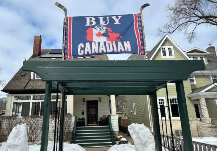 Khẩu hiệu mua hàng Canada tại một ngôi nhà ở tỉnh Manitoba, Canada tháng 3/2025. Ảnh: Reuters