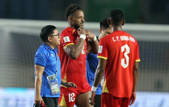 Nguyễn Xuân Son (12) rời sân vì chấn thương trong trận Việt Nam thắng Philippines 1-0 ở lượt đầu bảng B hạng Nhất FIFA ASEAN Cup 2026 trên sân Si Jalak Harupat, Bandung, Indonesia ngày 26/9/2026. Ảnh: Đức Đồng