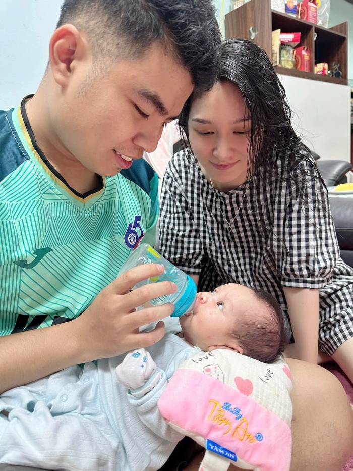 Anh Thanh và bốn con tháng 6/2026. Ảnh gia đình cung cấp
