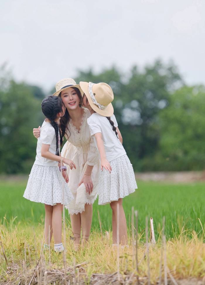 Phương Viên, 39 tuổi, bên hai con đầu. Ảnh: Weibo