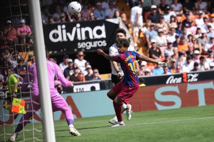 Yamal tâng bóng ghi bàn mở tỷ số trong trận Valencia - Barca tại La Liga, trên sân Mestalla, Valencia, Tây Ban Nha, ngày 6/9/2026. Ảnh: AP