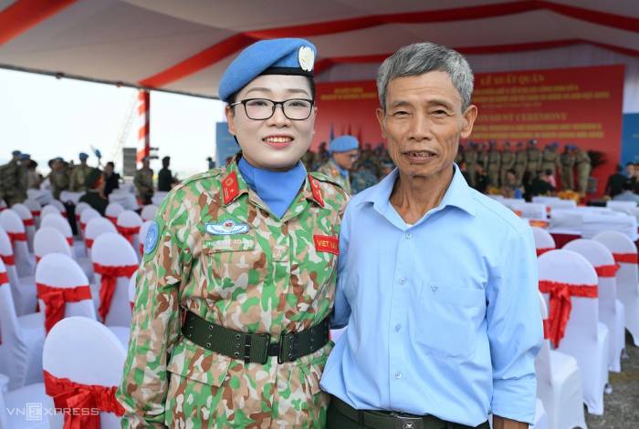 Ông Hải, 71 tuổi, đi từ Nam Định (cũ) lên Hà Nội tiễn con gái đi làm nhiệm vụ gìn giữ hòa bình tại Phái bộ UNMISS. Ảnh: Giang Huy