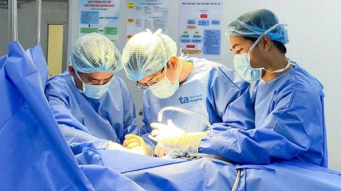 Êkíp đang phẫu thuật cho người bệnh. Ảnh: Bệnh viện cung cấp