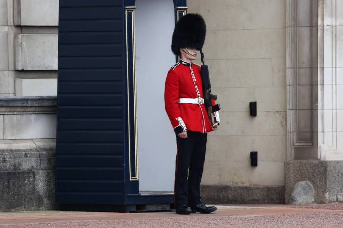 Một thành viên đội Cận vệ Hoàng gia đứng gác tại Cung điện Buckingham ở London, ngày 3/7/2024. Ảnh: AFP