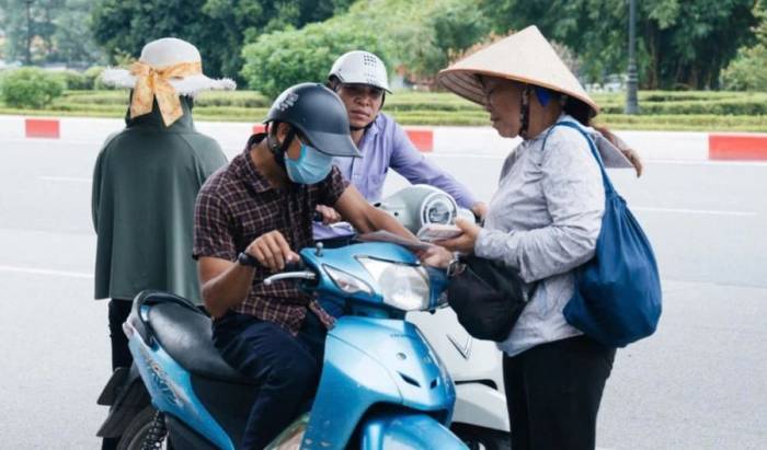 Các phe vé chào mời người qua đường mua vé trận bán kết Việt Nam - Malaysia tại cổng VFF và khu vực sân Mỹ Đình, ngày 19/8. Ảnh: Tùng Đinh