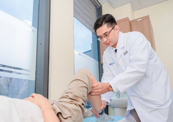 Bác sĩ đang kiểm tra khớp gối cho bệnh nhân. Ảnh minh họa: Bệnh viện Đa khoa Tâm Anh