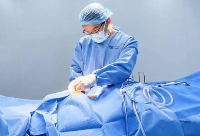 Bác sĩ Nguyên trong ca phẫu thuật cho bà Lan. Ảnh: Bệnh viện Đa khoa Tâm Anh