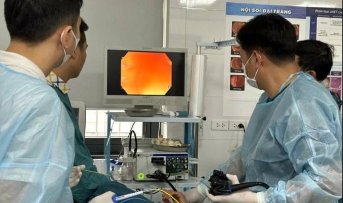 Bệnh nhân nội soi dạ dày, đại tràng tại Bệnh viện Bạch Mai. Ảnh:Lê Nga