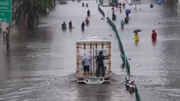 Loạt ôtô bị nhấn chìm trong biển nước ở Bangkok
