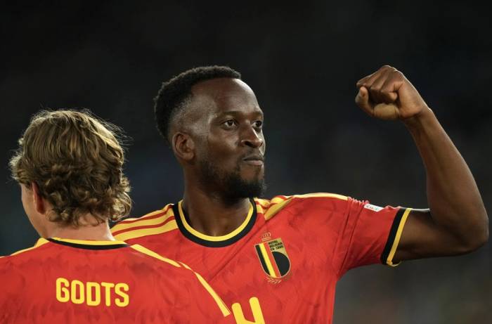 Dodi Lukebakio mừng bàn với Mika Godts trong trận Bỉ thắng Italy 2-0 ở lượt đầu bảng A1 Nations League tại Rome, Italy ngày 25/9/2026. Ảnh: AP