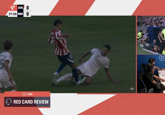 Cristian Romero giẫm vào đầu gối trái của Jude Bellingham...