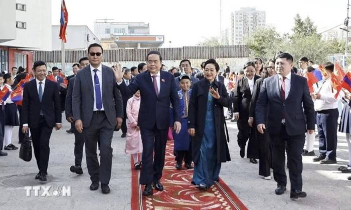 Chủ tịch Quốc hội Trần Thanh Mẫn và phu nhân thăm trường liên cấp số 14 mang tên Chủ tịch Hồ Chí Minh. Ảnh: TTXVN