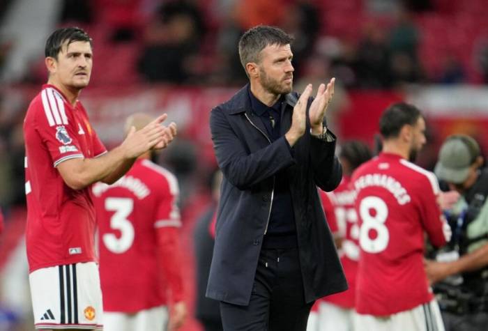 HLV Michael Carrick (áo đen) vỗ tay tri ân người hâm mộ sau trận Man Utd thắng Ipswich 5-2 ở vòng hai Ngoại hạng Anh trên sân Old Trafford, Manchester, Anh ngày 30/8/2026. Ảnh: Reuters