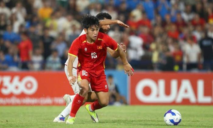 Tiền đạo Trần Gia Bảo tranh bóng trong trận thua Iran 1-3 ở lượt ba bảng C vòng loại U20 châu Á 2027, trên sân Việt Trì, Phú Thọ tối 6/9/2026. Ảnh: VFF