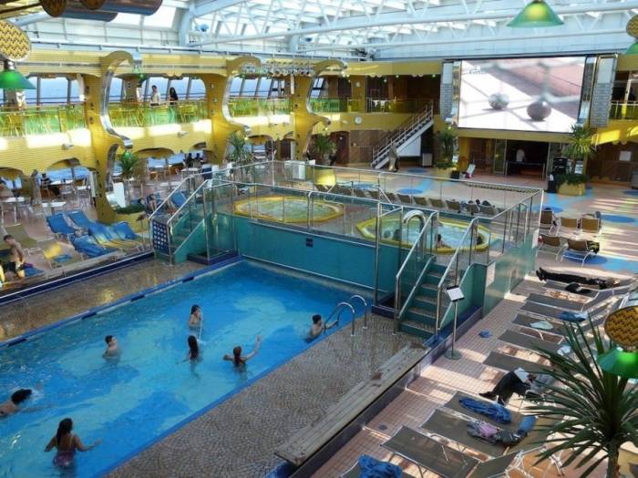 Hồ bơi trên tàu Costa Concordia. Ảnh: Telegraph