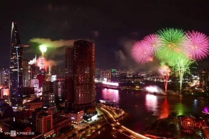 Pháo hoa bên bờ sông Sài Gòn nhân kỷ niệm 50 năm ngày thành phố mang tên Chủ tịch Hồ Chí Minh 2/7/2026. Ảnh:Thanh Tùng