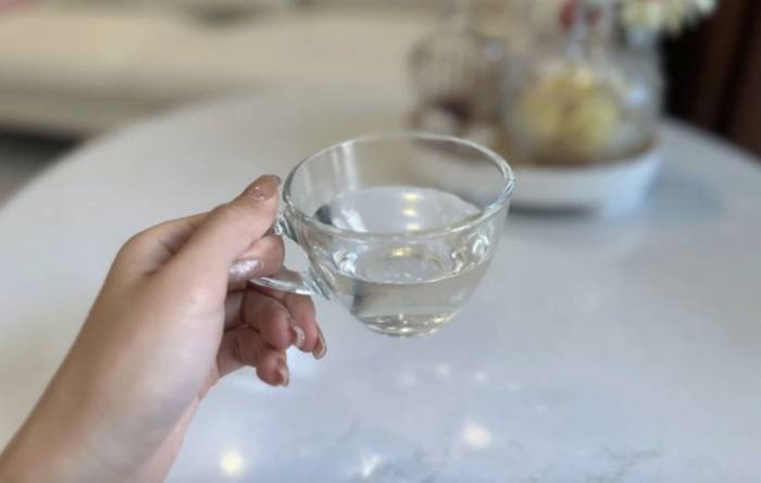 Nhanh buồn tiểu sau uống nước là phản xạ bình thường; đáng lo ngại là chứng đa niệu khi lượng nước tiểu vượt quá ba lít mỗi ngày. Ảnh: Ngọc Phạm