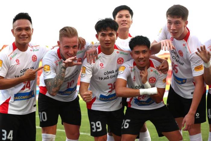 Tiền đạo Việt kiều gốc Australia Ngô Đăng Khoa (thứ hai từ phải sang) và tiền đạo Việt kiều gốc Anh Lee Williams (phải) của Công an TP HCM trong trận thắng Ninh Bình 2-1 ở chung kết Cup Quốc gia 2025-2026, trên sân Ninh Bình ngày 14/6/2026. Ảnh: VPF