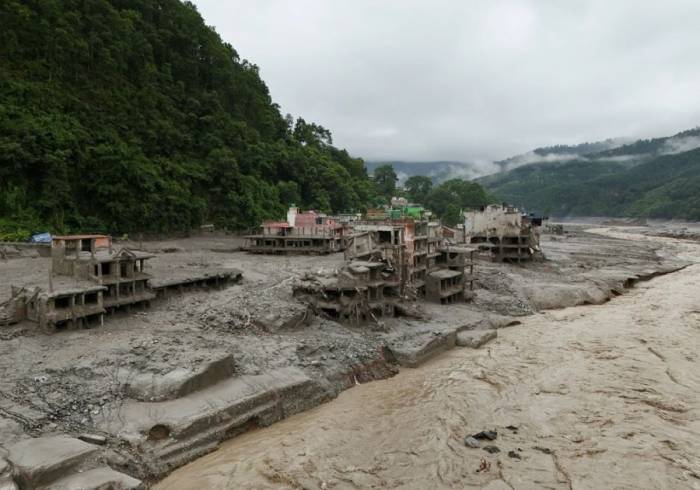 Bùn đất phủ kín các khu nhà sau trận lũ quét tại Trishuli, huyện Nuwakot, Nepal ngày 27/8. Ảnh: Reuters