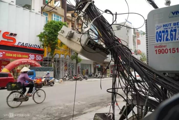 Dây điện, cáp viễn thông cũng khiến nhiều tuyến phố ở Thanh Hoá nhếch nhác, mất mỹ quan. Ảnh: Lê Hoàng