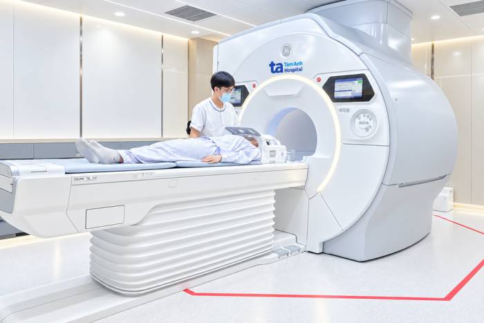 Kỹ thuật chụp DTI trên máy MRI 3 Tesla dựng hình các bó sợi thần kinh trong não, giúp bác sĩ đánh giá tương quan giữa khối u và vùng não cần bảo tồn. Ảnh: Bệnh viện Tâm Anh