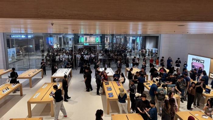 Dòng người xếp hàng nhận iPhone 18 Pro tại Apple Store The Exchange TRX, Malaysia. Ảnh: X/SoyaCincau