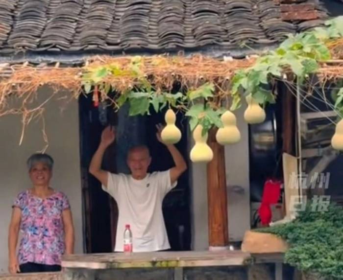 Vợ chồng ông Chen chào đón những người khách ghé thăm. Ảnh cắt từ video