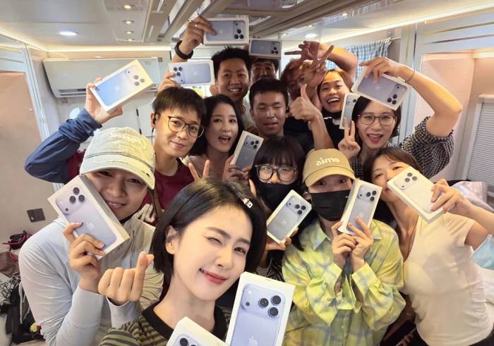 Bạch Lộc (hàng đầu) và thành viên công ty giải trí do cô thành lập. Ảnh: Weibo