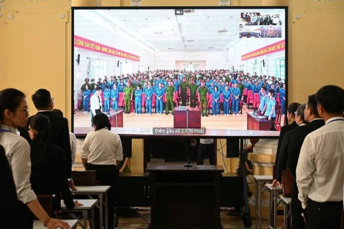 Các bị cáo trong đường dây tham gia phiên tòa qua cầu truyền hình tại Trại tạm giam Chí Hòa. Ảnh: Phạm Hải
